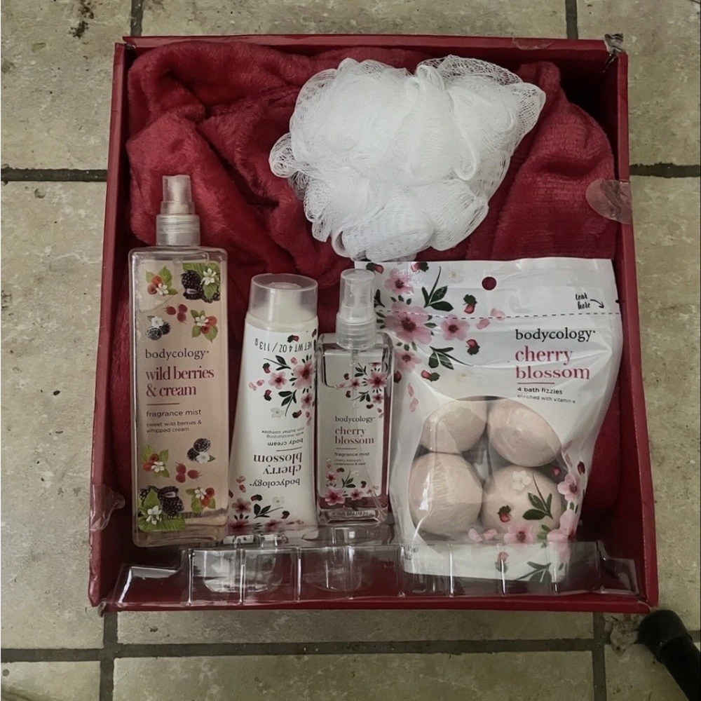 Cherry Blossom Bath Gift Set - Red and White